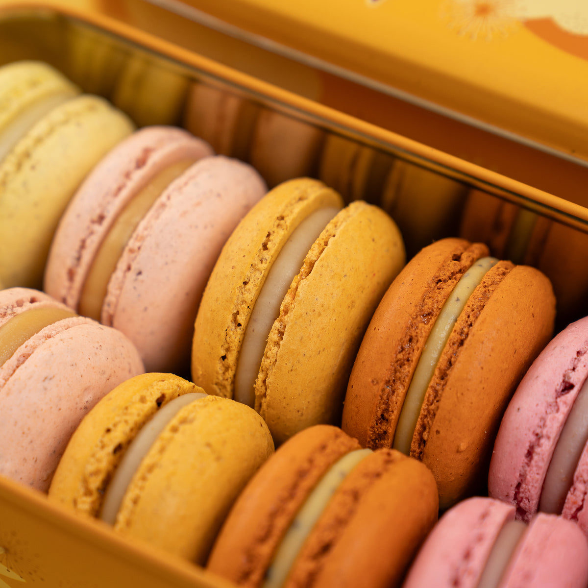 Lata macarons x 12